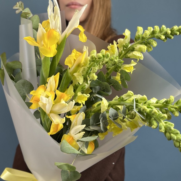 Весенний букет ирисов и Антиринумов