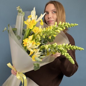 Весенний букет ирисов и Антиринумов