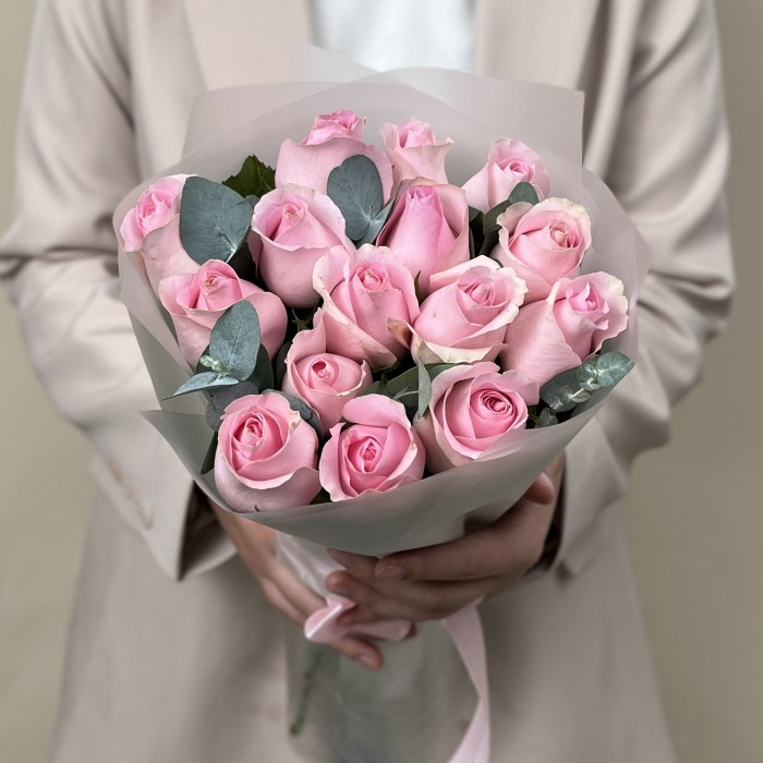 15 розовых роз Ангел Ревиваль 50 см с эвкалиптом