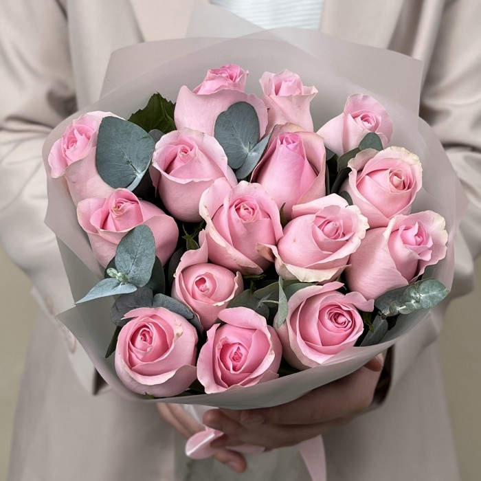 15 розовых роз Ангел Ревиваль 50 см с эвкалиптом