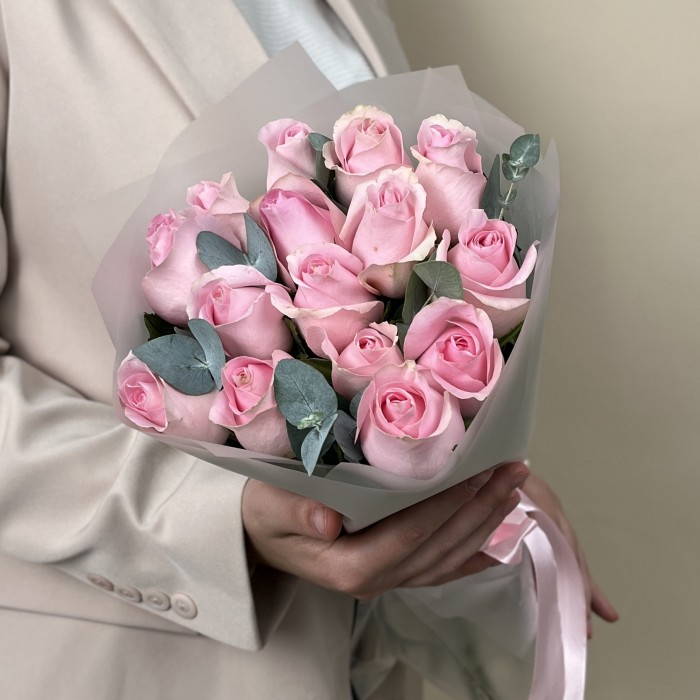 15 розовых роз Ангел Ревиваль 50 см с эвкалиптом