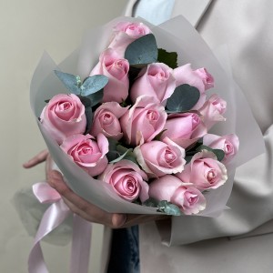 15 розовых роз Ангел Ревиваль 50 см с эвкалиптом