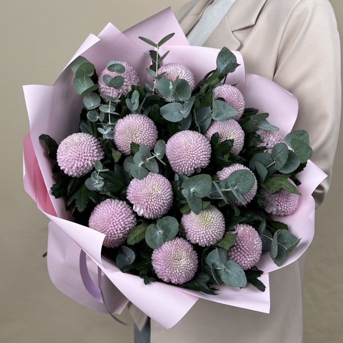15 розовых хризантем помпон с эвкалиптом