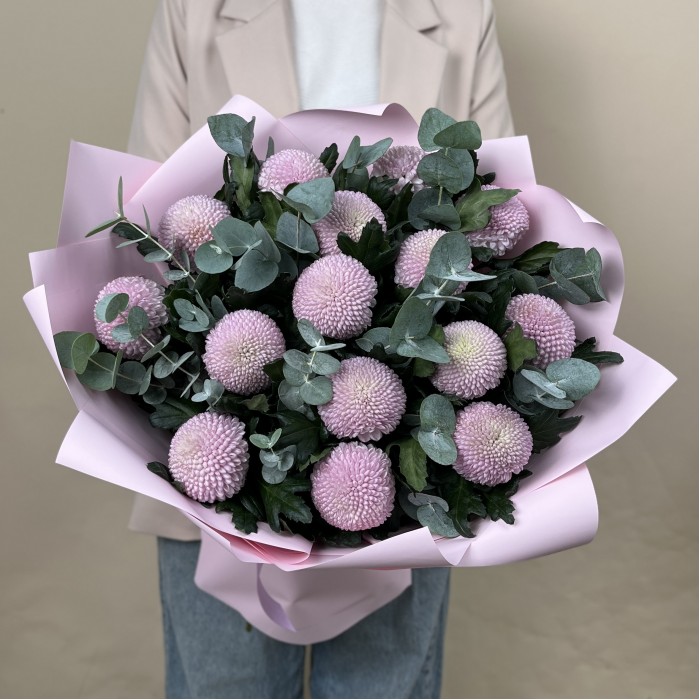 15 розовых хризантем помпон с эвкалиптом