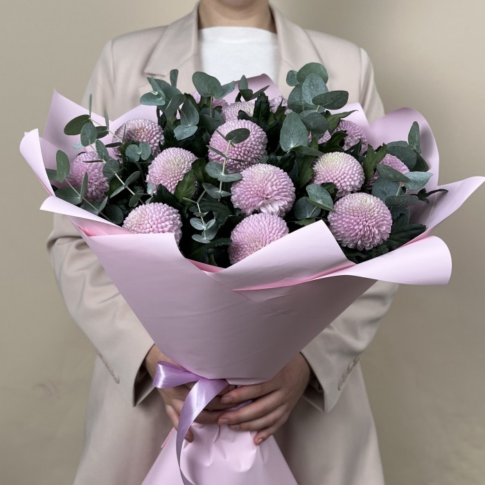 15 розовых хризантем помпон с эвкалиптом