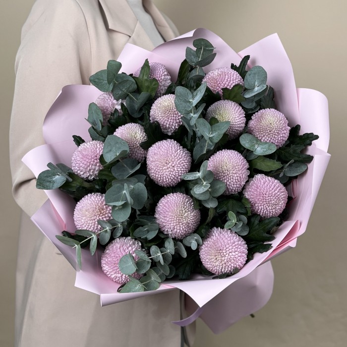 15 розовых хризантем помпон с эвкалиптом
