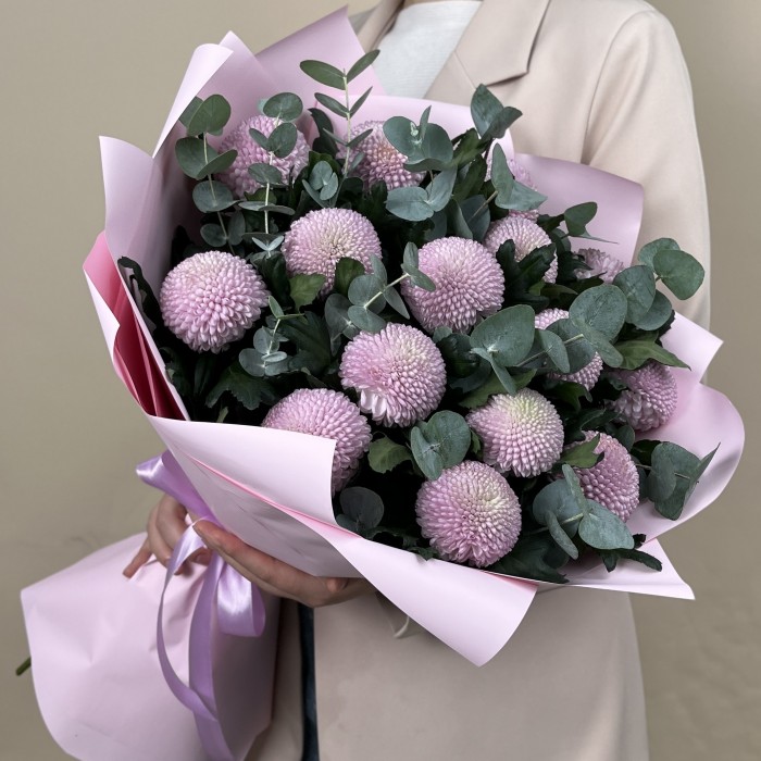 15 розовых хризантем помпон с эвкалиптом