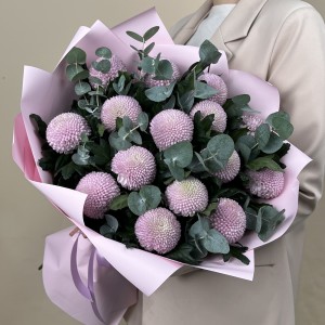 15 розовых хризантем помпон с эвкалиптом