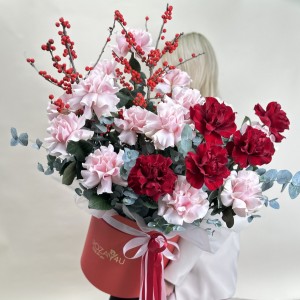 Букет дня в коробке с розами Украшение