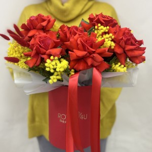 Букет дня в коробке с розами Магия чувств