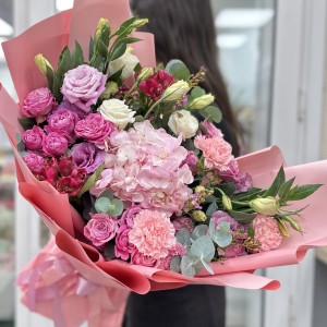 Букет дня с розами Яркий праздник