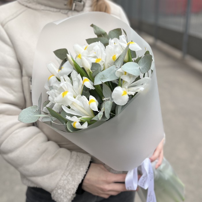 11 белых ирисов с эвкалиптом