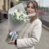11 белых ирисов с эвкалиптом