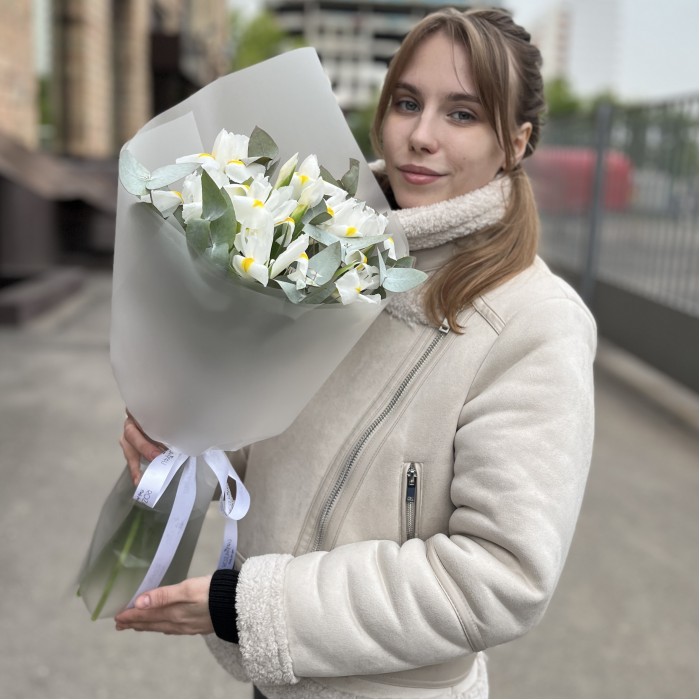 11 белых ирисов с эвкалиптом