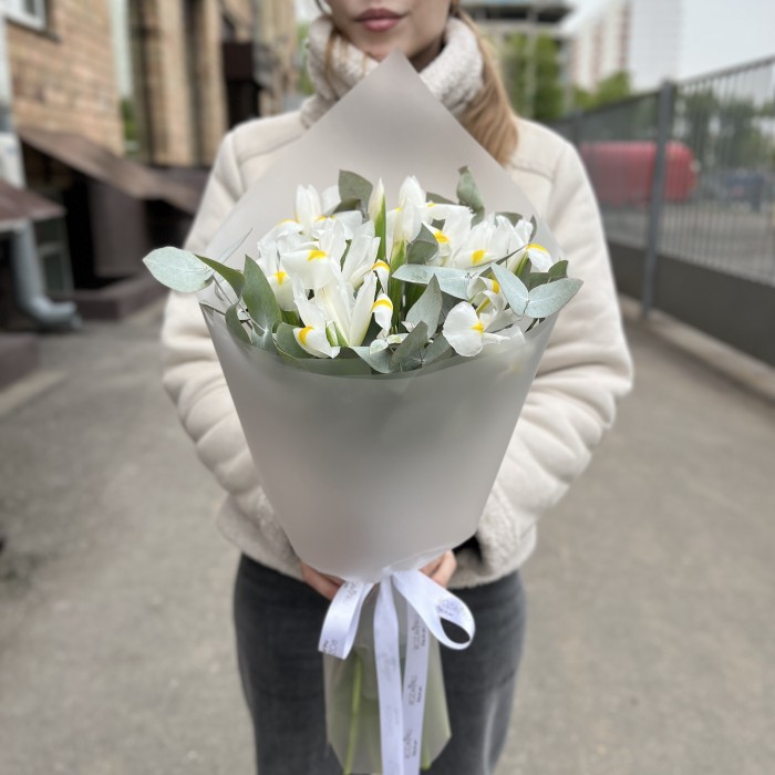 11 белых ирисов с эвкалиптом