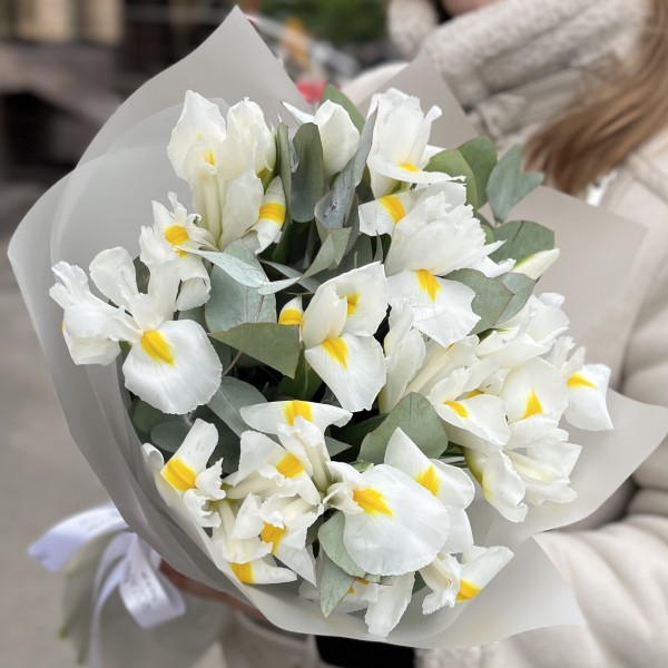 15 белых ирисов с эвкалиптом
