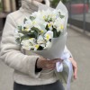 15 белых ирисов с эвкалиптом