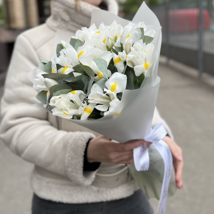 15 белых ирисов с эвкалиптом