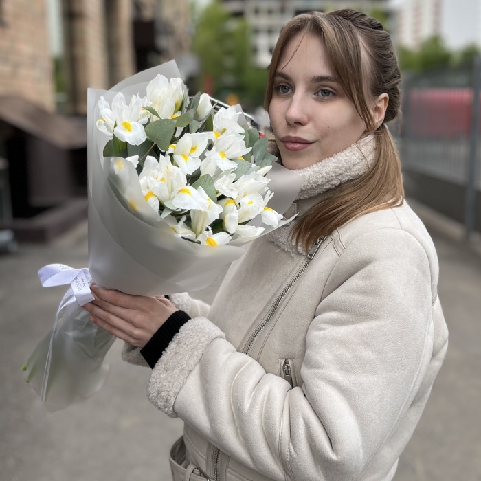 15 белых ирисов с эвкалиптом