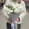 15 белых ирисов с эвкалиптом