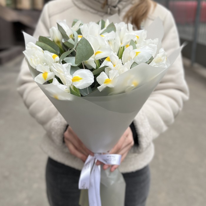15 белых ирисов с эвкалиптом