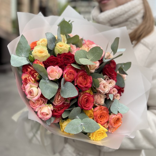 15 кустовых роз с эвкалиптом MIX