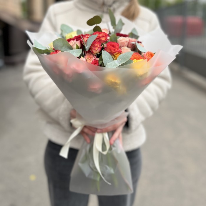 15 кустовых роз с эвкалиптом MIX