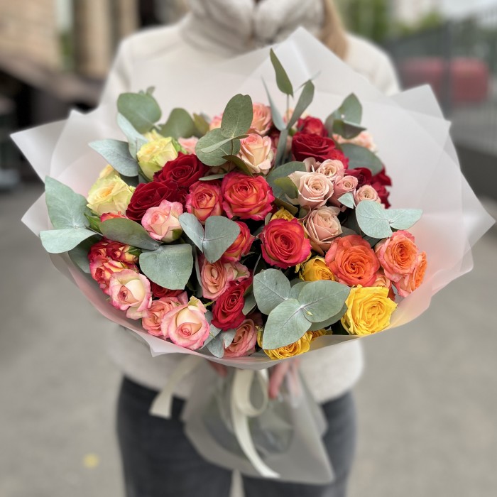 15 кустовых роз с эвкалиптом MIX