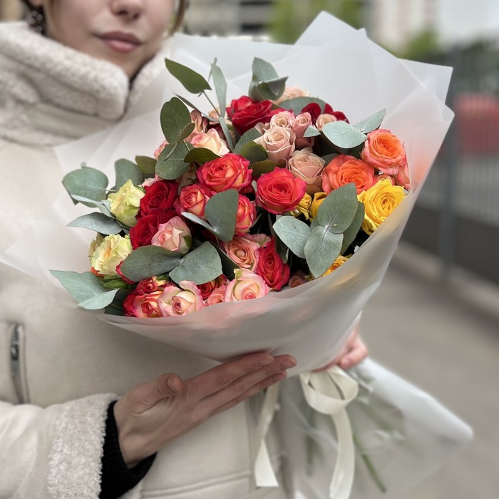 15 кустовых роз с эвкалиптом MIX