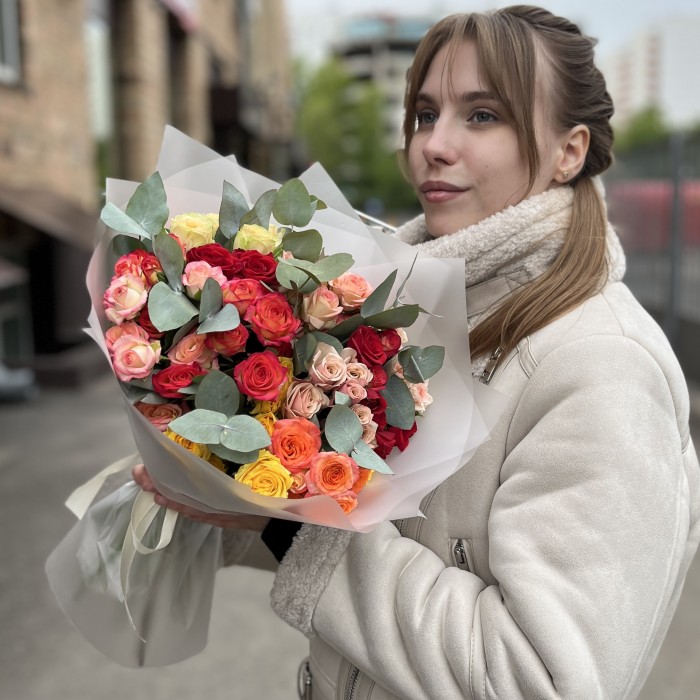 15 кустовых роз с эвкалиптом MIX