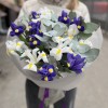 15 синих и белых ирисов с эвкалиптом