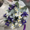 15 синих и белых ирисов с эвкалиптом