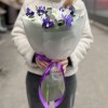 15 синих и белых ирисов с эвкалиптом