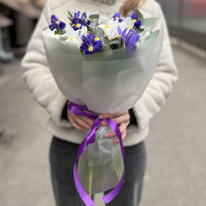 15 синих и белых ирисов с эвкалиптом