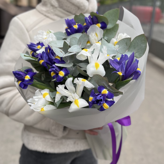 15 синих и белых ирисов с эвкалиптом