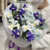 15 синих и белых ирисов с эвкалиптом