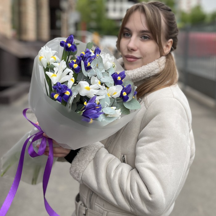 15 синих и белых ирисов с эвкалиптом