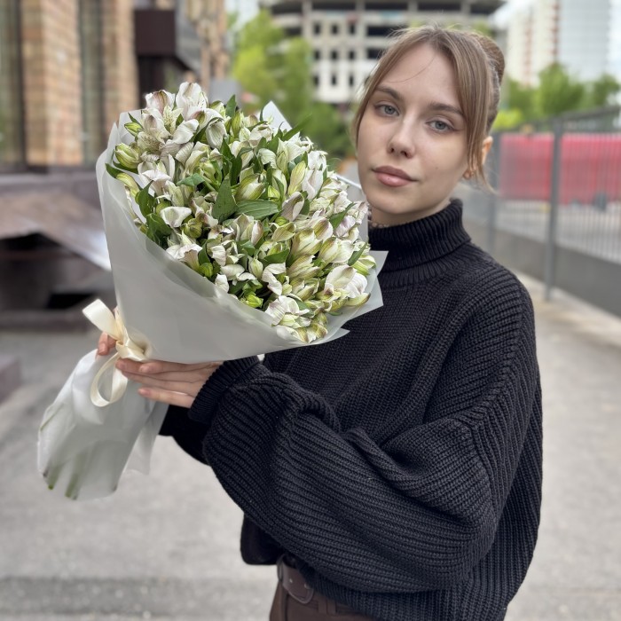 25 бело-фиолетовых альстромерий