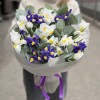 25 синих и белых ирисов с эвкалиптом
