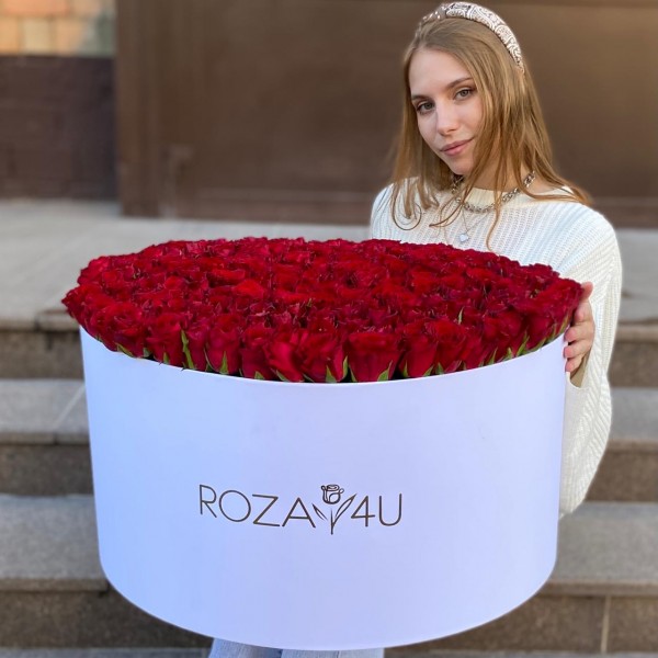 301 красная роза в большой коробке