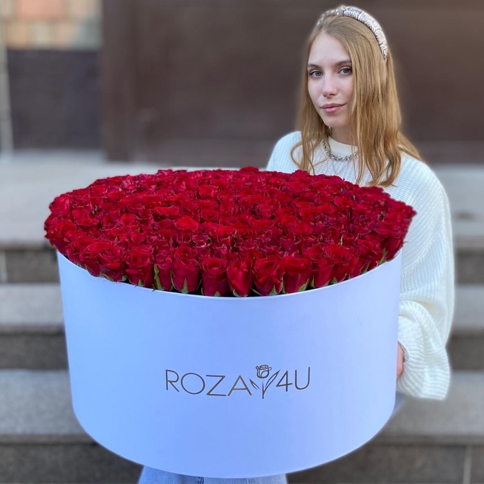 301 красная роза в большой коробке