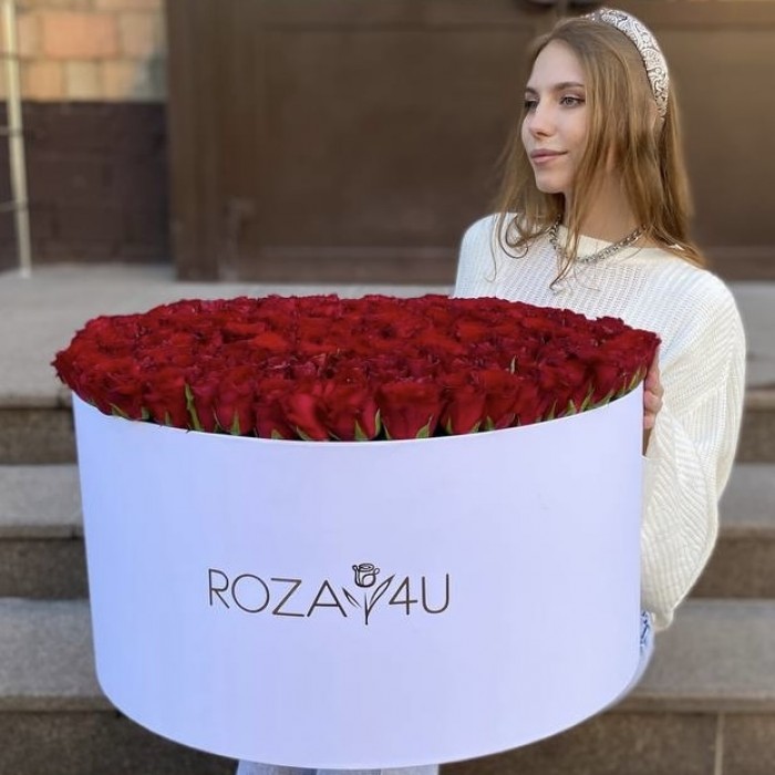 301 красная роза в большой коробке