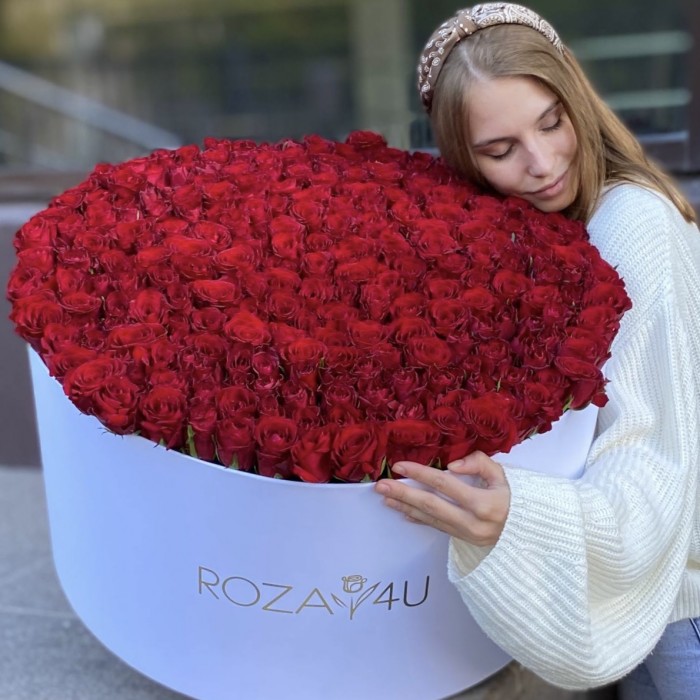 301 красная роза в большой коробке