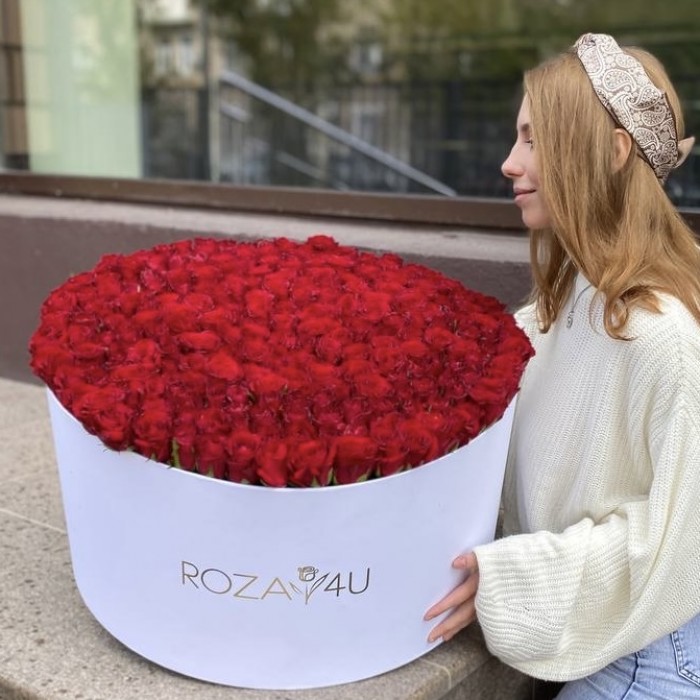 301 красная роза в большой коробке