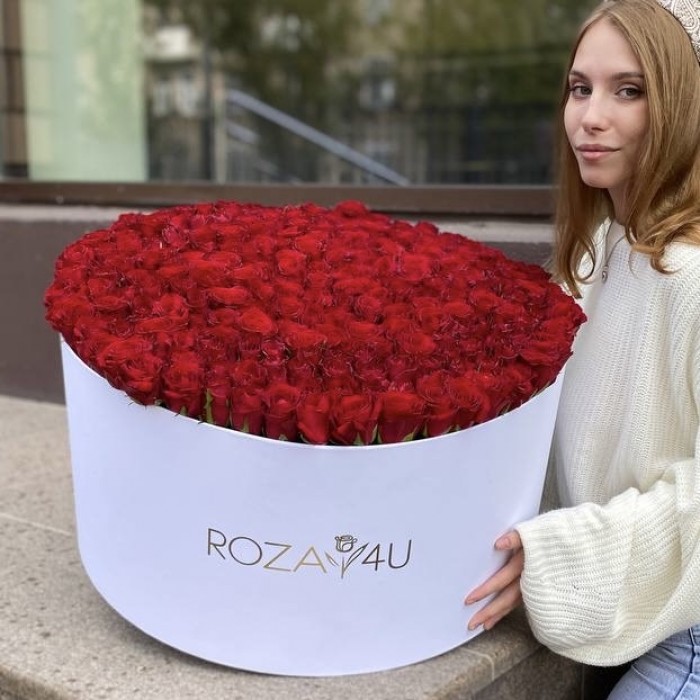 301 красная роза в большой коробке