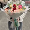 35 кустовых роз с эвкалиптом MIX