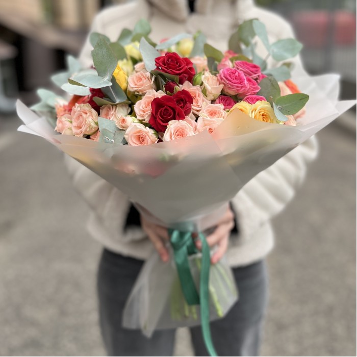 35 кустовых роз с эвкалиптом MIX