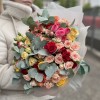 35 кустовых роз с эвкалиптом MIX