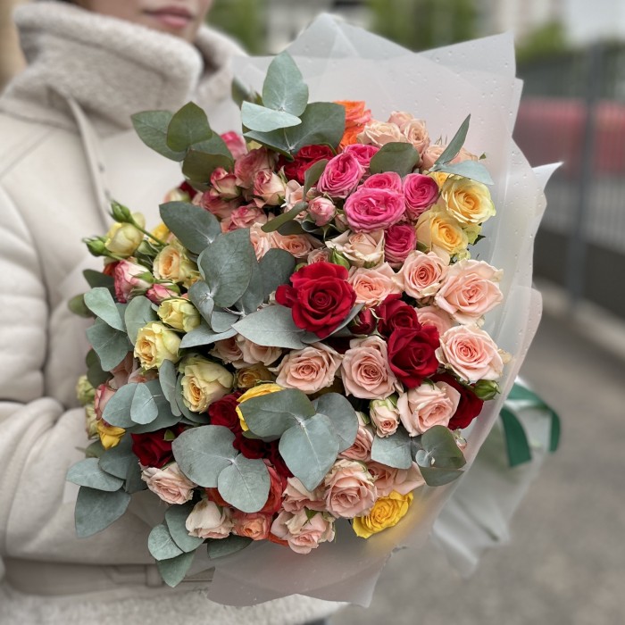 35 кустовых роз с эвкалиптом MIX