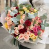 35 кустовых роз с эвкалиптом MIX